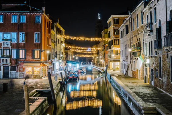 Venedig Italien December 2019 Julbelysning Reflekteras Vattnet Kanal — Stockfoto