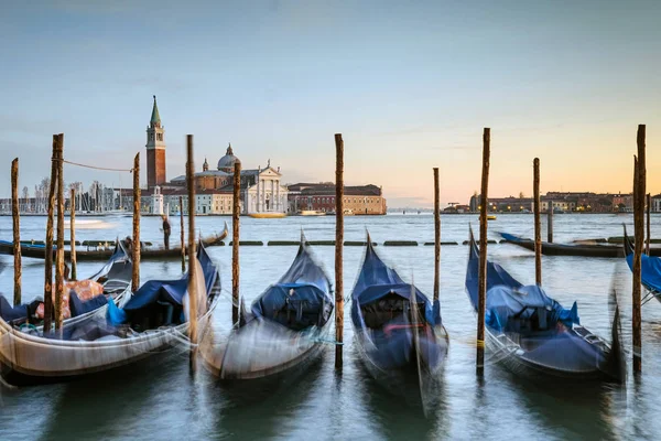 Veneza Itália Gôndolas Ancoradas Bacia San Marco Fundo Igreja San — Fotografia de Stock