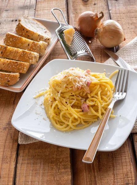 Placa de espaguetis carbonara preparada sobre la mesa — Foto de Stock