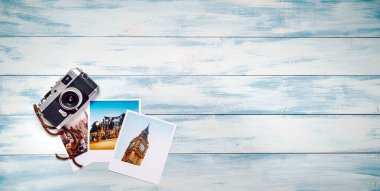 Renkli tahta arka planda fotoğraf kartları ve kamera 