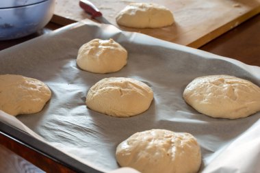Ev yapımı ekmek için hamur hazırlama