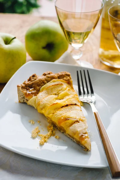 Una Rebanada Tarta Manzana Casera Plato Blanco Sobre Mesa — Foto de Stock