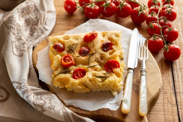 Кусок Соленой Фокаччи Оливковым Маслом Розмарином Помидорами Черри Столе — стоковое фото