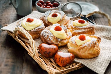 Zeppole di San Giuseppe, babalar günü için tipik İtalyan ev yapımı tatlı.