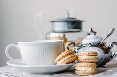 Masada kremalı ev yapımı makarna var. Yakın çekim.