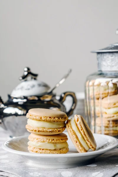 Hausgemachtes Macarons Gebäck Mit Pudding Auf Dem Tisch Nahaufnahme — Stockfoto