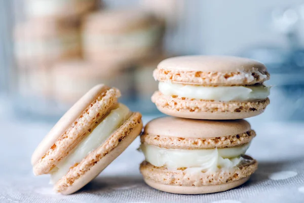 Hausgemachtes Macarons Gebäck Mit Pudding Auf Dem Tisch Nahaufnahme — Stockfoto