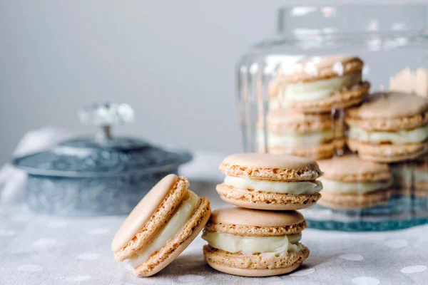 Hausgemachtes Macarons Gebäck Mit Pudding Auf Dem Tisch Nahaufnahme — Stockfoto