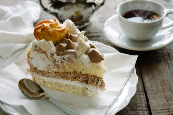 Saint Honore Creme Cake Piece Dekoriert Mit Windbeutel Gefüllt Mit — Stockfoto