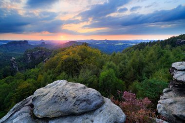 kumtaşı kayalıkları üzerinde göster