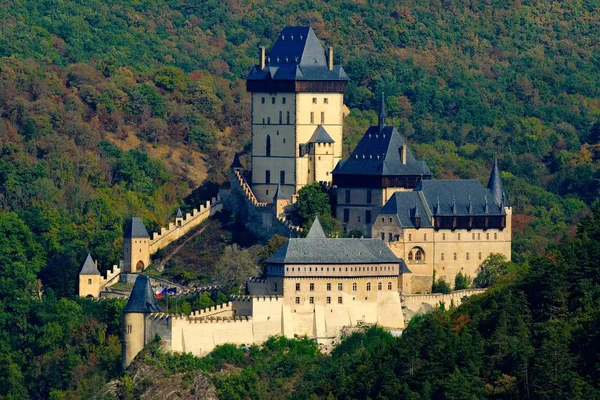 Готичний Королівський замок Karlstejn — стокове фото