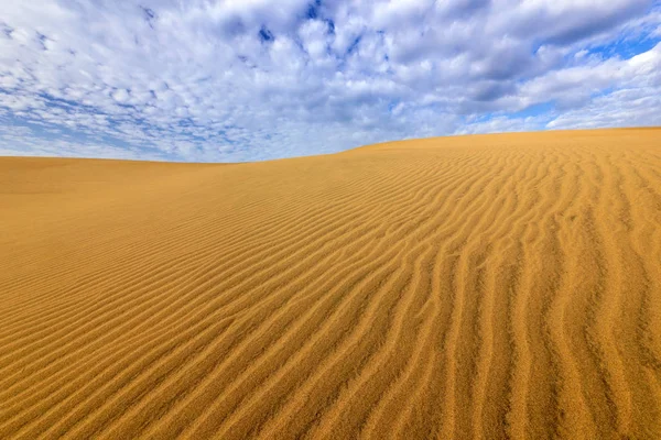 Zand van de woestijn met mooie blauwe hemel — Stockfoto