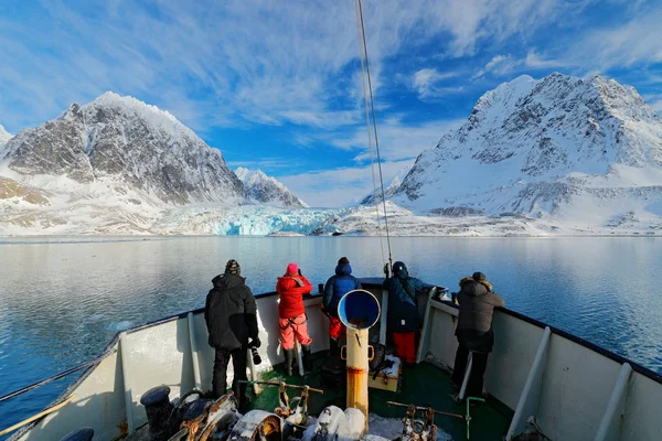 Люди на лодке в Арктике — стоковое фото