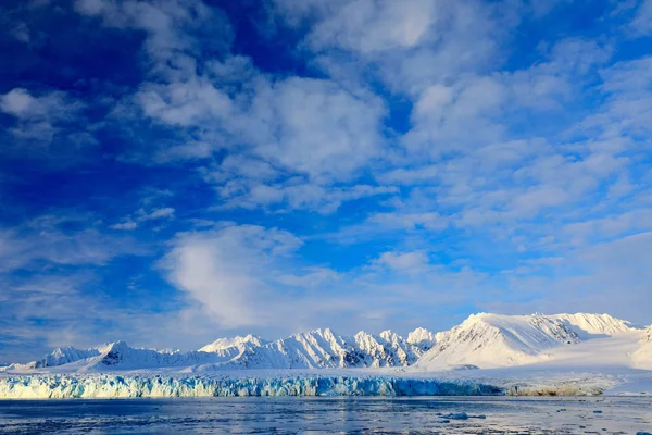 蓝色冰川在挪威斯瓦尔巴群岛 — 图库照片