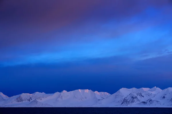 Bílé zasněžené hory — Stock fotografie