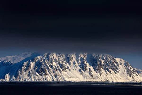 Witte besneeuwde berg — Stockfoto