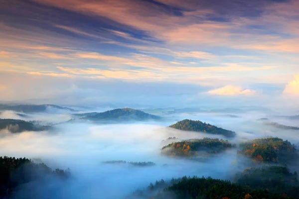 Tepeler ve köyleri sisli sabah ile — Stok fotoğraf