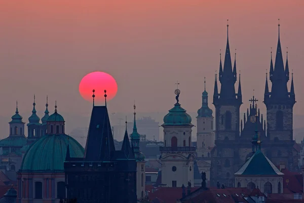 Kilise kule ile turuncu güneş — Stok fotoğraf