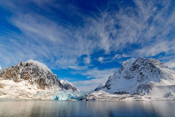 Blue sky with ice floe — Stock Photo, Image