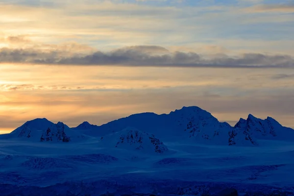 Vita snötäckta berg — Stockfoto