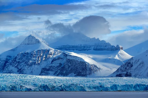 Vita snötäckta berg — Stockfoto