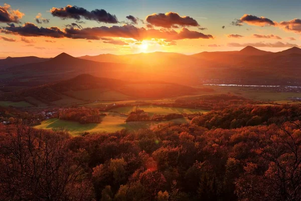 Krásná západ slunce krajina — Stock fotografie