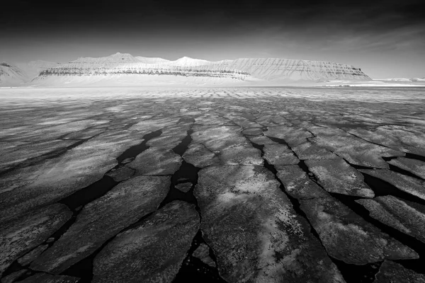 黑白相间 冰的土地 冬天北极 白雪山 蓝色冰川斯瓦尔巴特 海洋中的冰 北极的冰山暮色 美丽的风景 夜海与冰 — 图库照片