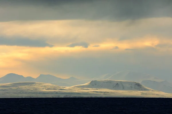 白雪山 蓝色冰川斯瓦尔巴特 冰在海洋 北极的冰山暮光 粉红色的云与浮冰 美丽的风景 冰的土地 冰冷的蓝色水 晚上与海冰 — 图库照片