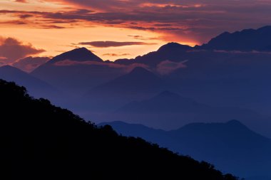 Sierra Nevada de Santa Marta 'ya, Cordillera, Paz, Kolombiya' nın And Dağları 'na bakıyorum. Kolombiya 'da seyahat tatili. Dağda gün doğumu.