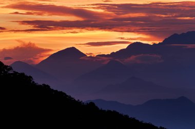 Sierra Nevada de Santa Marta 'ya, Cordillera, Paz, Kolombiya' nın And Dağları 'na bakıyorum. Kolombiya 'da seyahat tatili. Dağda gün doğumu.