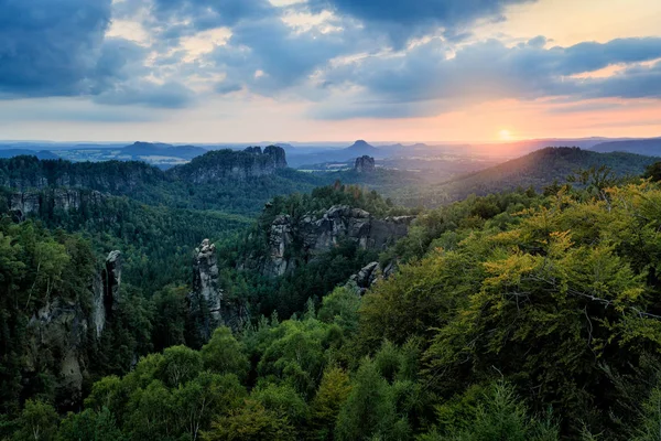 Carolafelsen in Germany, beautiful evening view over sandstone cliff into deep misty valley in Saxony Switzerland. Sandstone peaks increased from foggy background. Evening landscsape in the wild natur — 스톡 사진