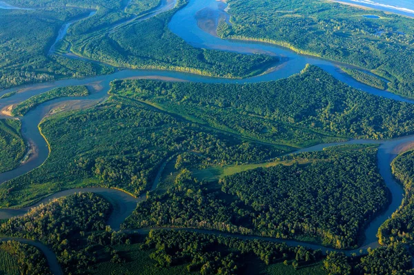 Fluss im tropischen Costa Rica, corcovado np. Seen und Flüsse, Blick aus dem Flugzeug. Grünes Gras in Mittelamerika. Bäume mit Wasser in der Regenzeit. Foto aus der Luft. — Stockfoto