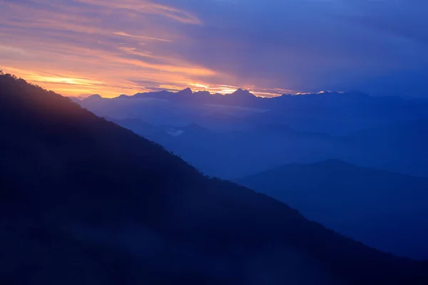 Olhando para a Serra Nevada de Santa Marta, altas montanhas dos Andes da Cordilheira, Paz, Colômbia. Férias de viagem na Colômbia. Nascer do sol na montanha . — Fotografia de Stock