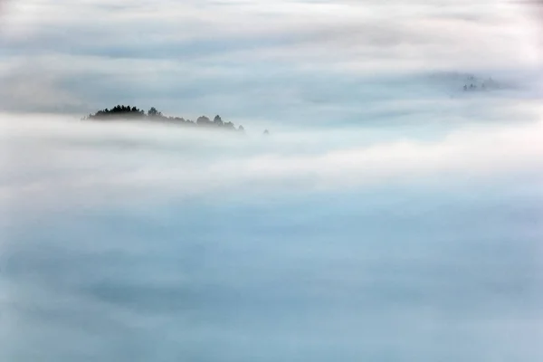 Niebla con isla colina, mañana brumosa. Colinas y pueblos con la mañana brumosa. Valle del otoño matutino del parque bohemio de Suiza. Colinas con niebla, paisaje de la República Checa. Nubes de naturaleza otoñal . —  Fotos de Stock