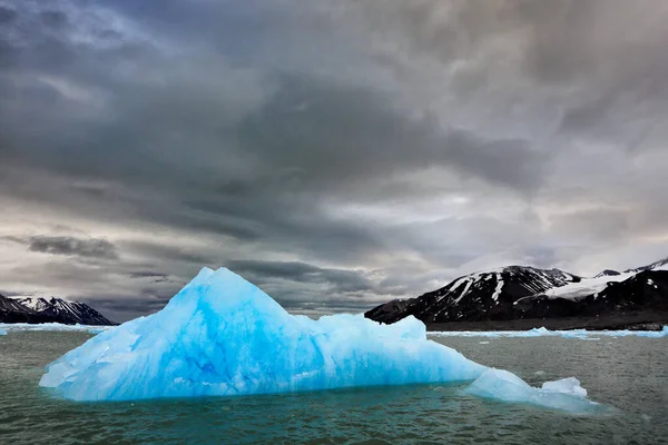 Темні Зимові Гори Снігу Синій Льодовиковий Лід Морем Передньому Плані — стокове фото