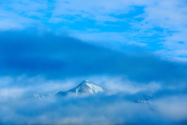 Sötét téli hó, kék gleccser jég az előtérben, Svalbard, Norvégia-tengeri hegy. — Stock Fotó