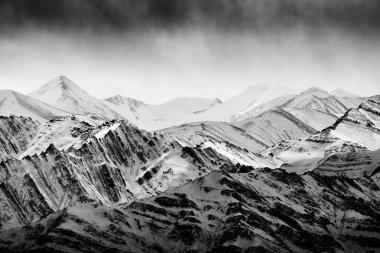 Himalaya sıradağları, tepede hava manzarası, Hindistan 'da Ladakh. Asya 'daki Himalayalar dağı, kayalık tepeli mavi kış manzarası bir kar silsilesi. Hindistan 'da vahşi doğa. Siyah beyaz sanat.