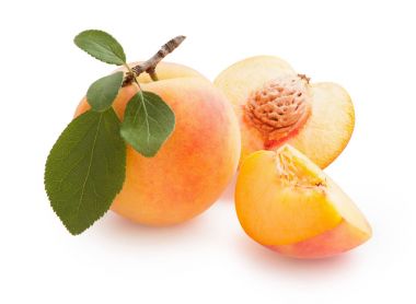 Yeşil yaprak beyaz arka plan üzerinde izole şeftali