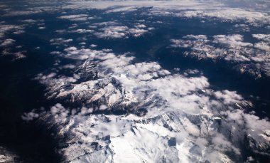 Alpler karla kaplı tepeler