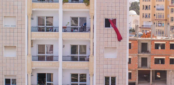 Pencerenin dışındaki rüzgarda üfleme perdeler