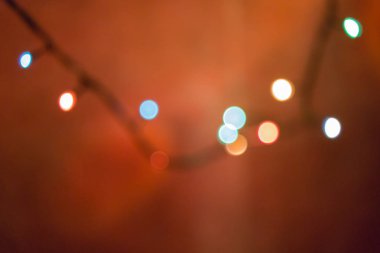 Noel ışıkları kırmızı arka plan, bulanık odak üzerinde