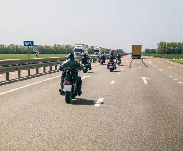Bir grup bisikletçileri karayolu boyunca sürüş