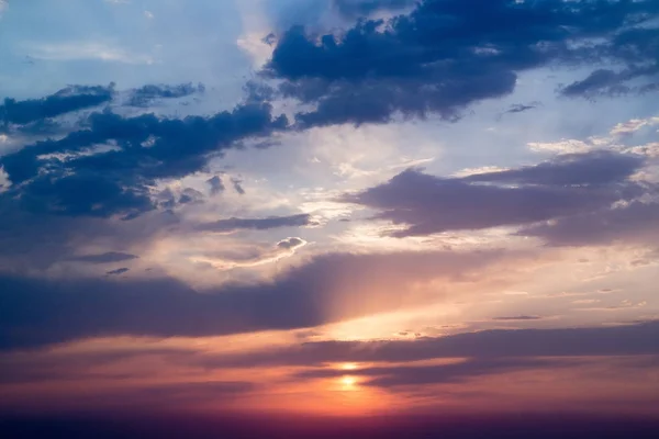 黒海に夕焼けの曇り空 — ストック写真