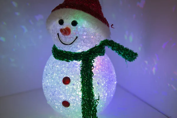 Oyuncak kardan adam çok renkli aydınlatma ile. Noel ve yeni yıl dekorasyon