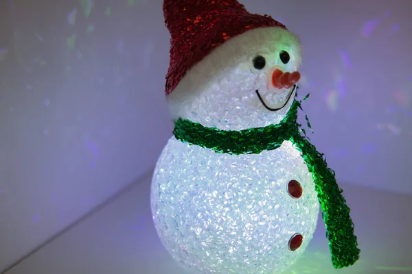 Oyuncak kardan adam çok renkli aydınlatma ile. Noel ve yeni yıl dekorasyon