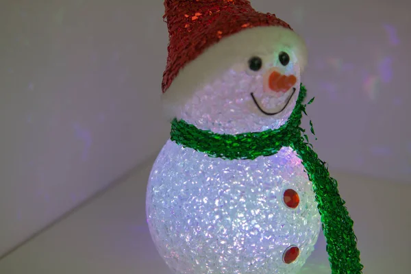 Oyuncak kardan adam çok renkli aydınlatma ile. Noel ve yeni yıl dekorasyon