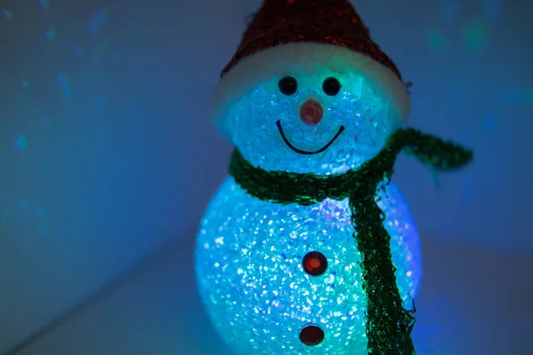 Oyuncak kardan adam çok renkli aydınlatma ile. Noel ve yeni yıl dekorasyon