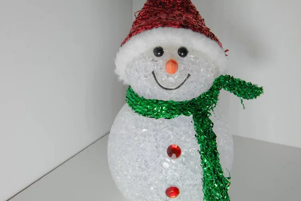 Игрушечный снеговик с разноцветным освещением. Рождественские и новогодние украшения — стоковое фото