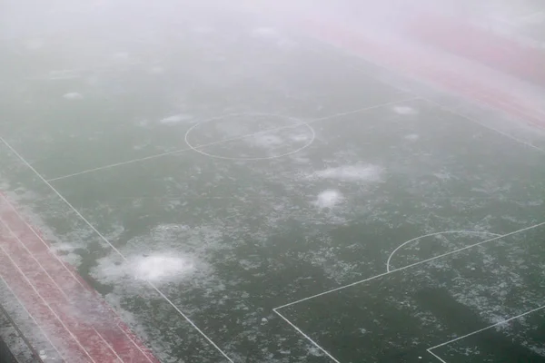 Futbol sahası eriyen kar ve sis
