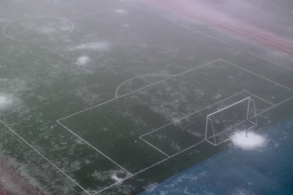 Fotbalová branka v mlze na stadionu školy. Tající sníh — Stock fotografie